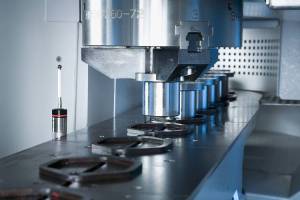 Quickly in and out: the workpieces reach the pick-up station in flexible carrier prisms mounted on the recirculating conveyor belt, with the flexibility of the prisms minimising the resetting effort for different workpiece diameters.