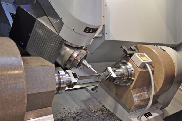 The manufacturing of precise free-form surfaces for turbine blades demands the highest performance from the CNC.  The excellent block-cycle times of the Sinumerik 840D sl and its look-ahead function improved as part of the new "Advanced Surface" motion control, which play a significant role here.  
