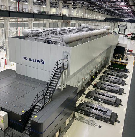 It supplies the blanks for the servo press line in the Smart Press Shop with an output of 20 strokes per minute. © Schuler