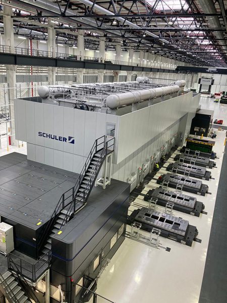 It supplies the blanks for the servo press line in the Smart Press Shop with an output of 20 strokes per minute. © Schuler