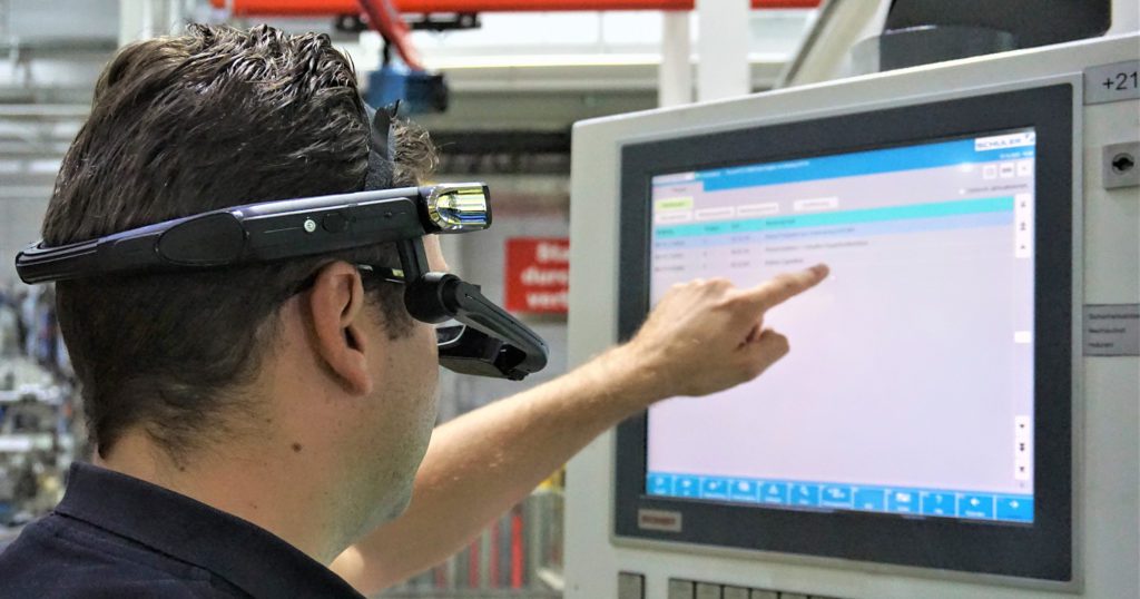 The “Digital Suite” solutions include, among others, "Schuler Connect" for fast assistance in resolving unforeseen problems. © Schuler