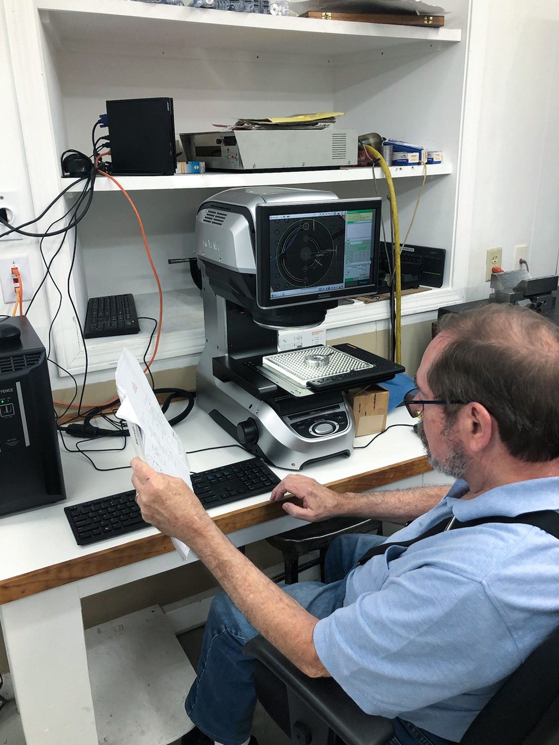 Inspecting a part with the IM-8000 Series
