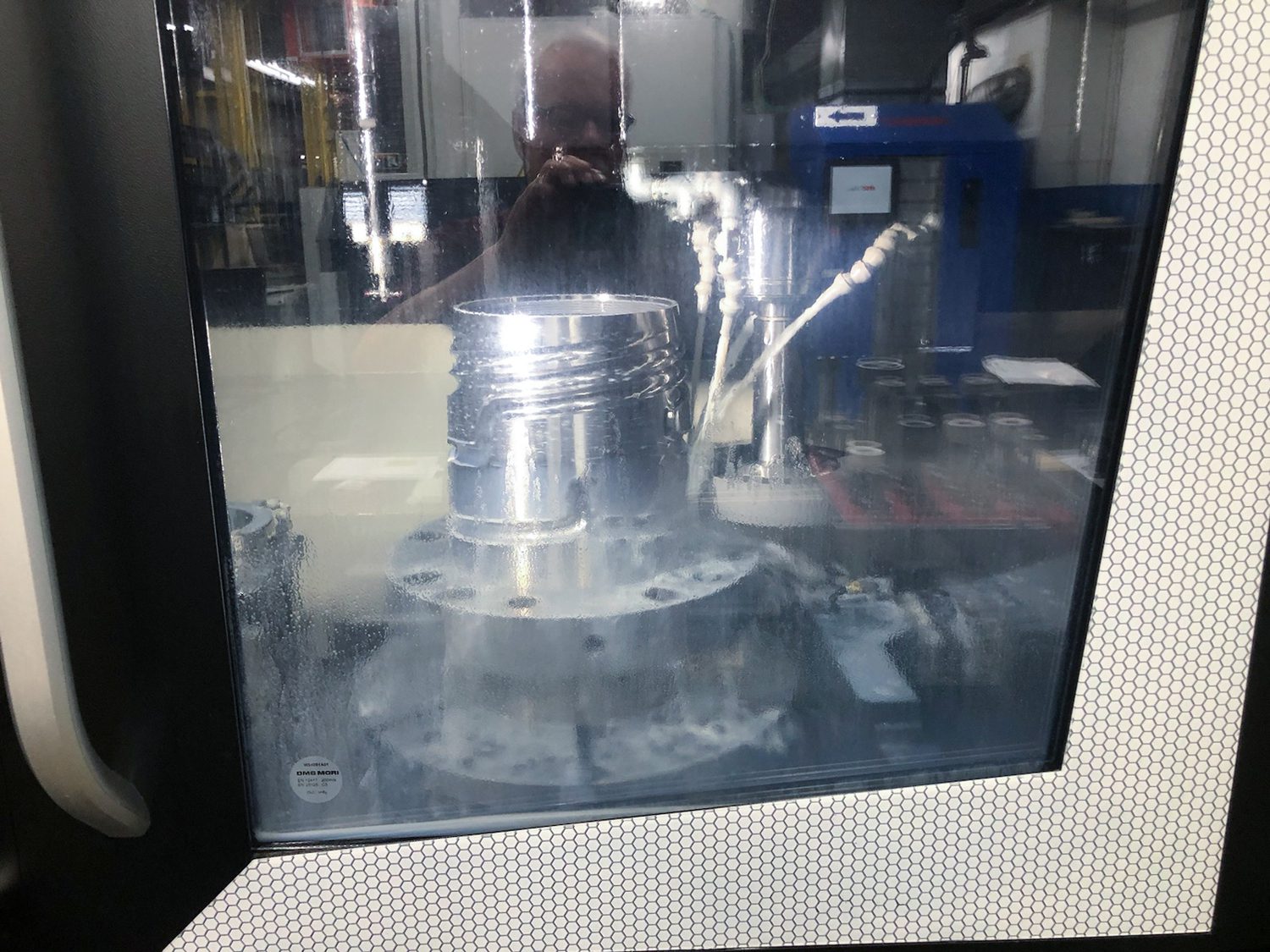 TAIYO KOKI Vertical Mate 85 making a 24 in. deflector