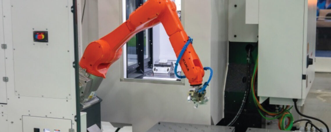 Displayed here are the SYIL machine tool and KUKA robot interacting, with all motions run on the SINUMERIK Run MyRobot/Handling application directly in the control.