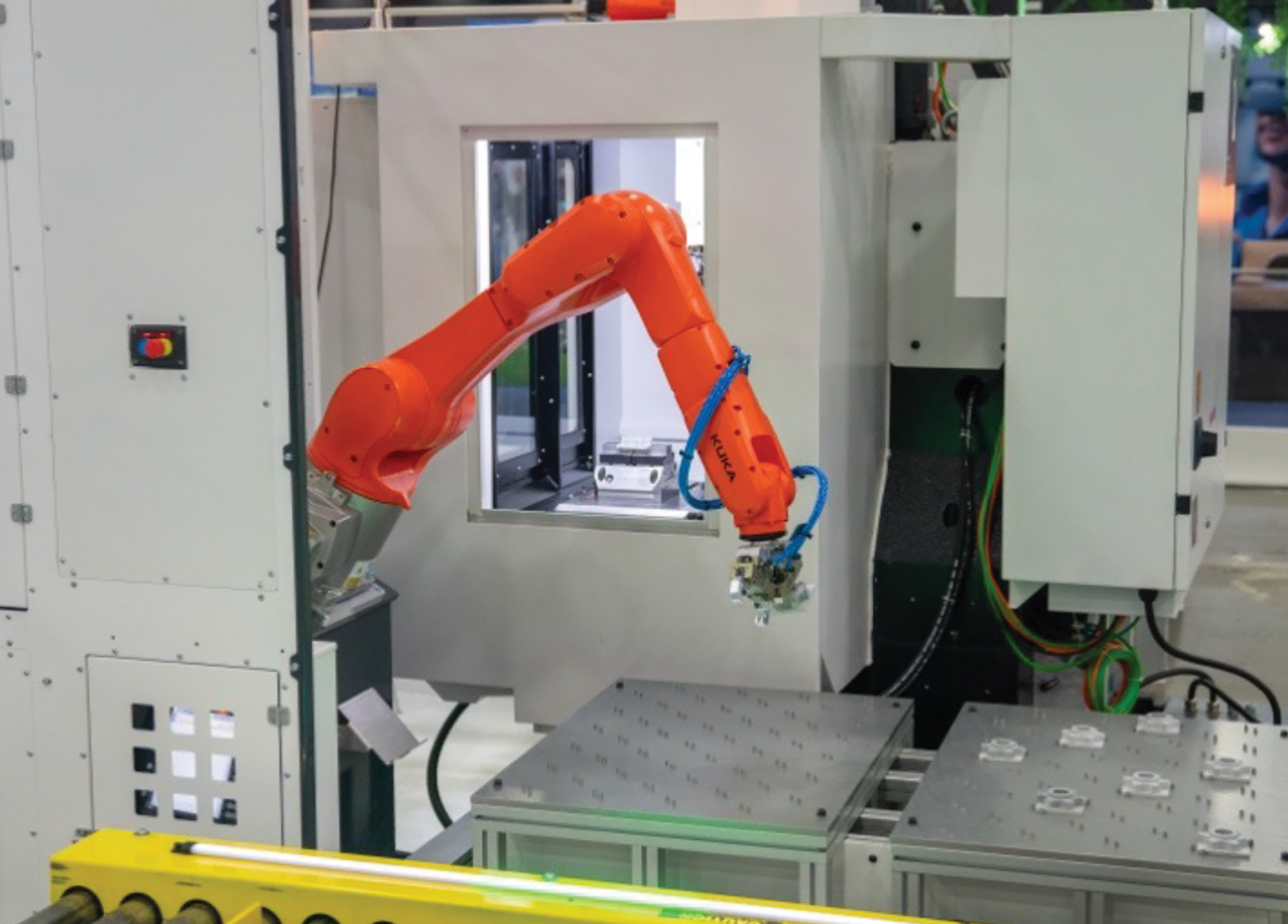 Displayed here are the SYIL machine tool and KUKA robot interacting, with all motions run on the SINUMERIK Run MyRobot/Handling application directly in the control.